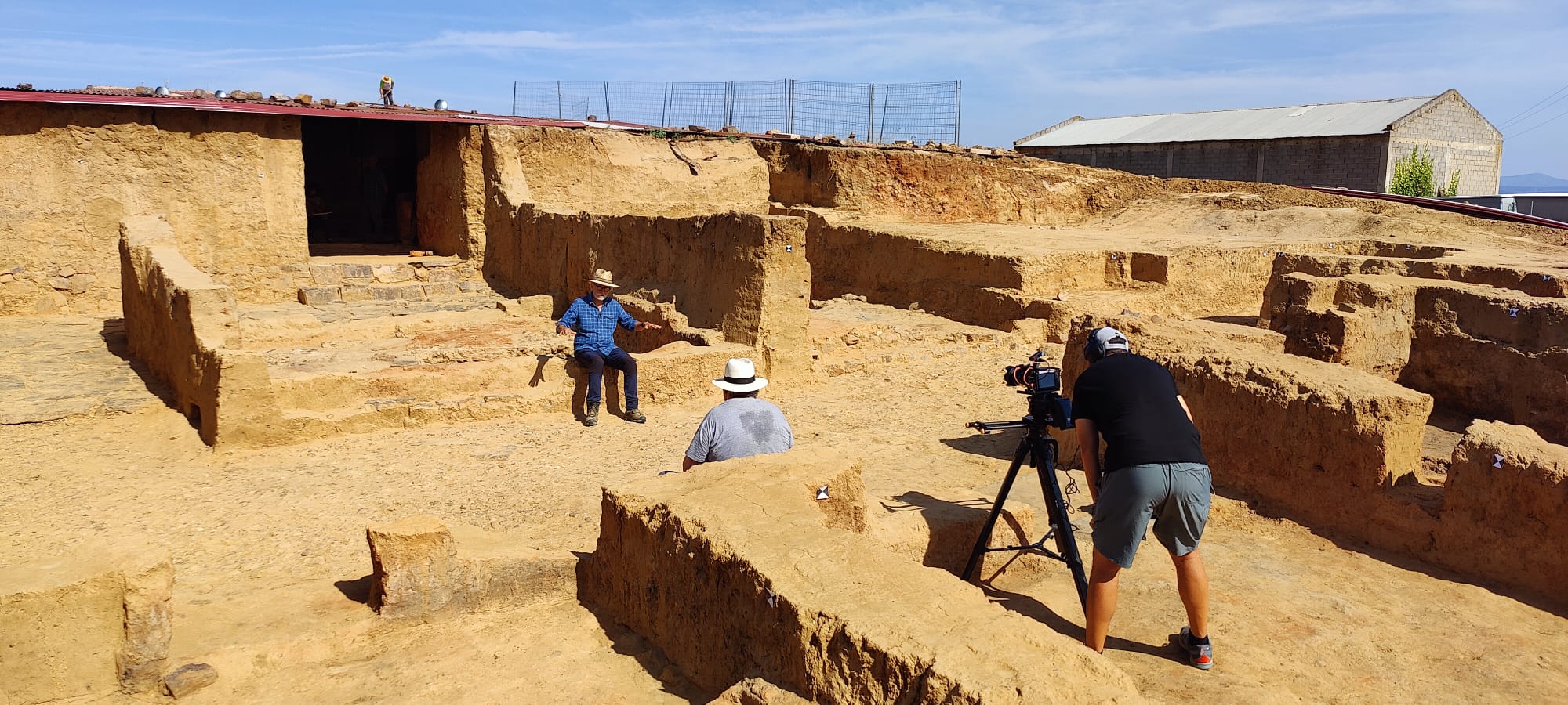 Entrevista a Sebastián Celestino delante de la puerta principal Entrevista a Sebastián Celestino delante de la puerta principal